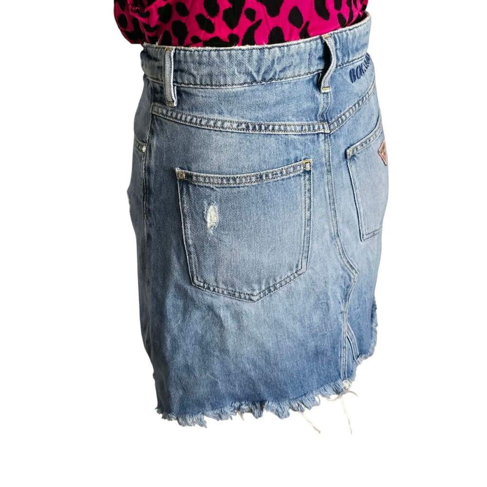 GUESS Women’s Denim Mini Skirt Size 27 High Rise Distressed Raw Hem Light Wash - Picture 6 of 14